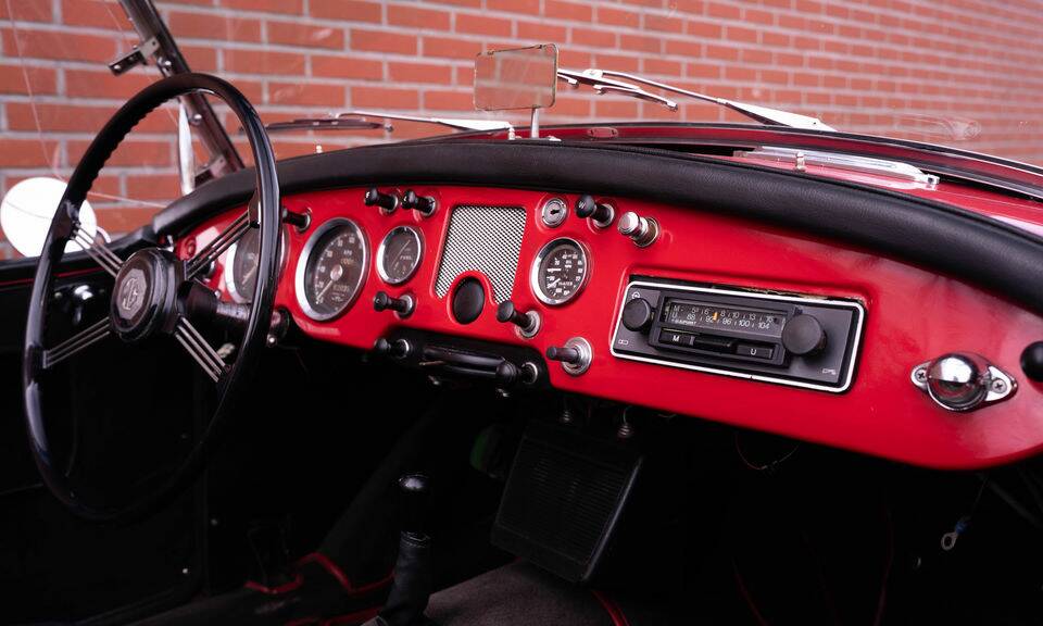 Image 2/8 of MG MGA 1500 (1956)