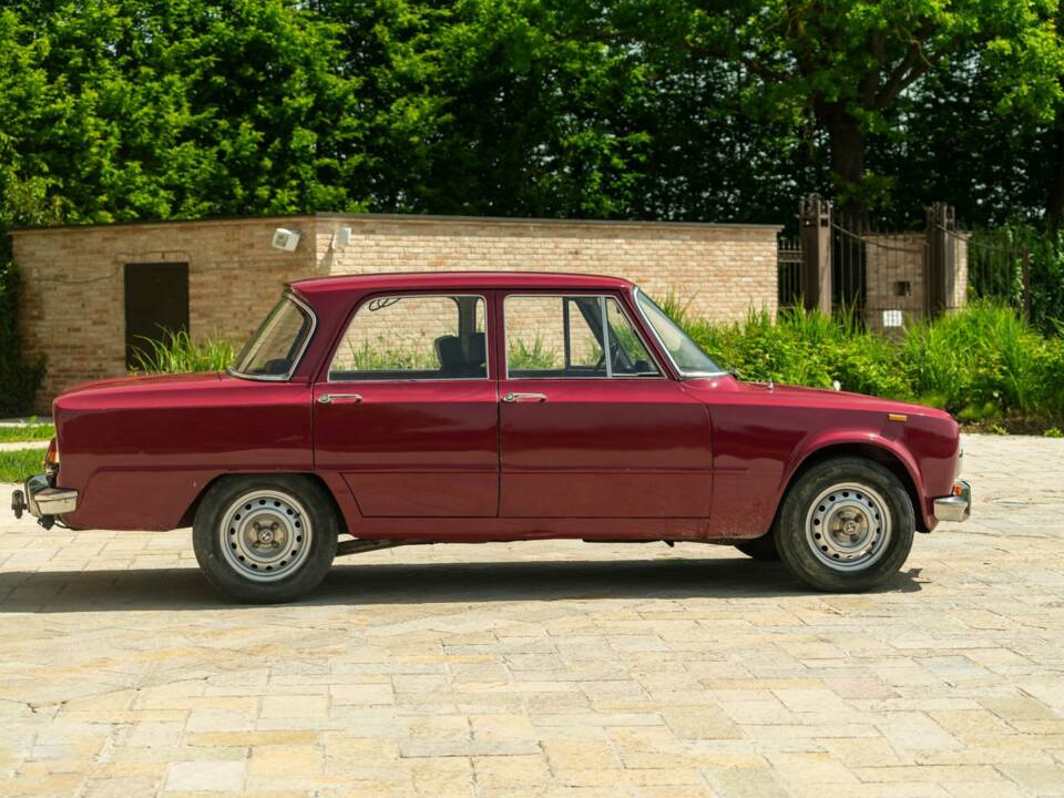 Image 4/42 de Alfa Romeo Giulia 1300 Super (1973)