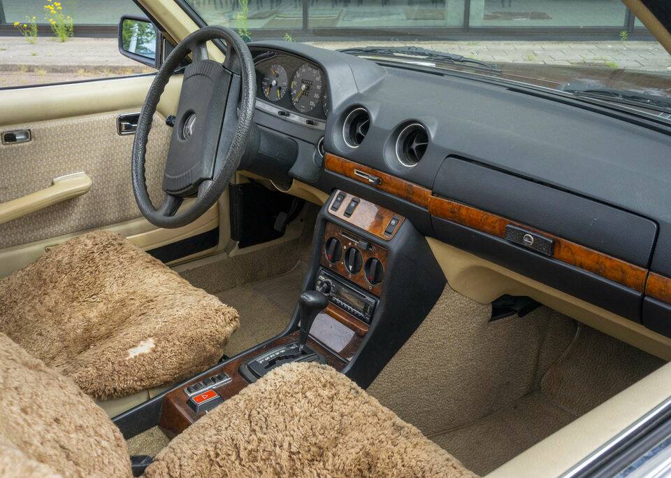 Image 2/8 of Mercedes-Benz 280 C (1979)
