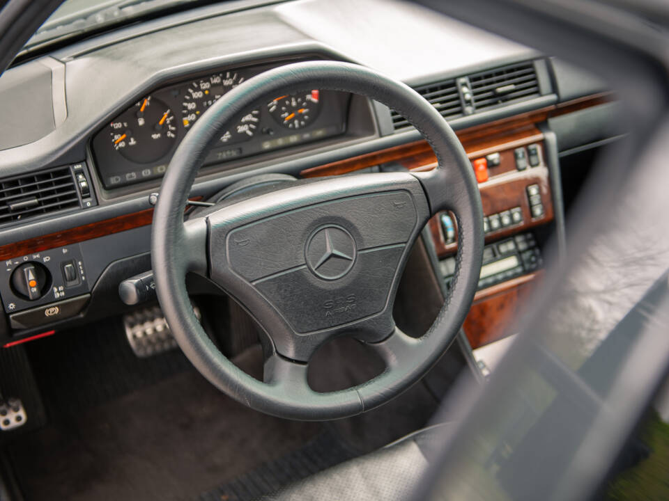 Image 17/37 de Mercedes-Benz 500 E (1992)
