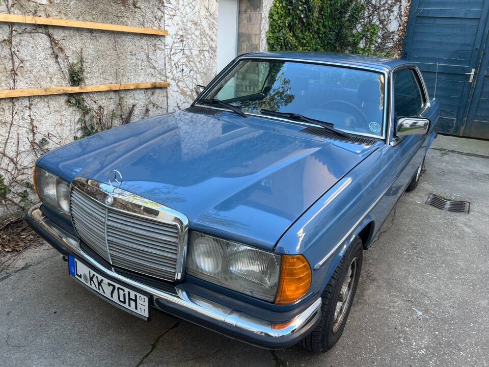 Immagine 15/38 di Mercedes-Benz 230 CE (1983)