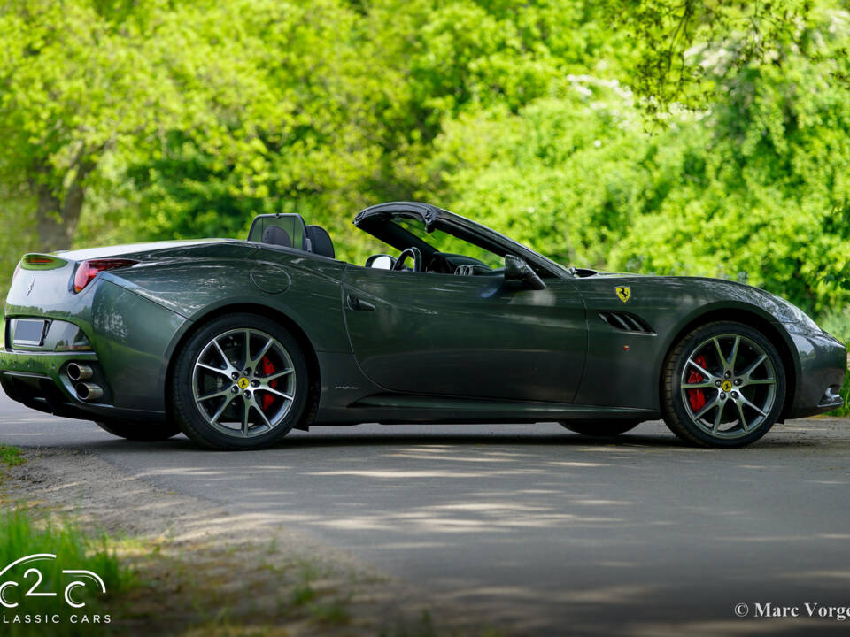 Image 62/85 de Ferrari California (2010)