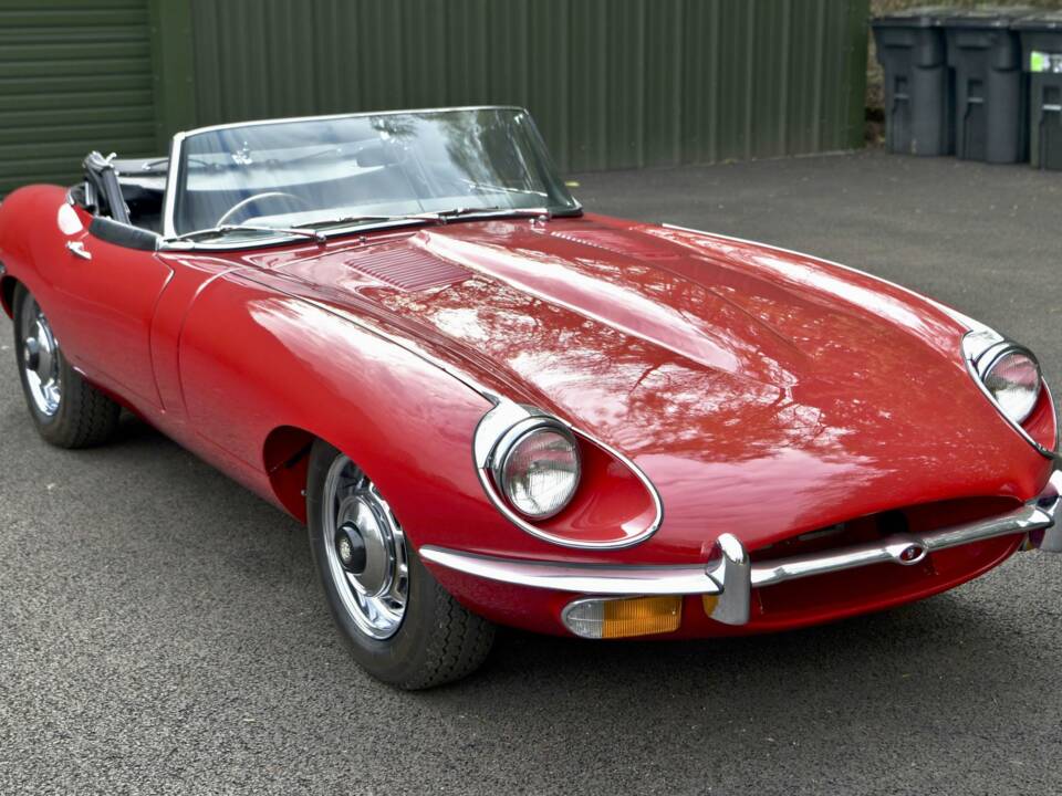 Image 2/49 de Jaguar E-Type (1970)
