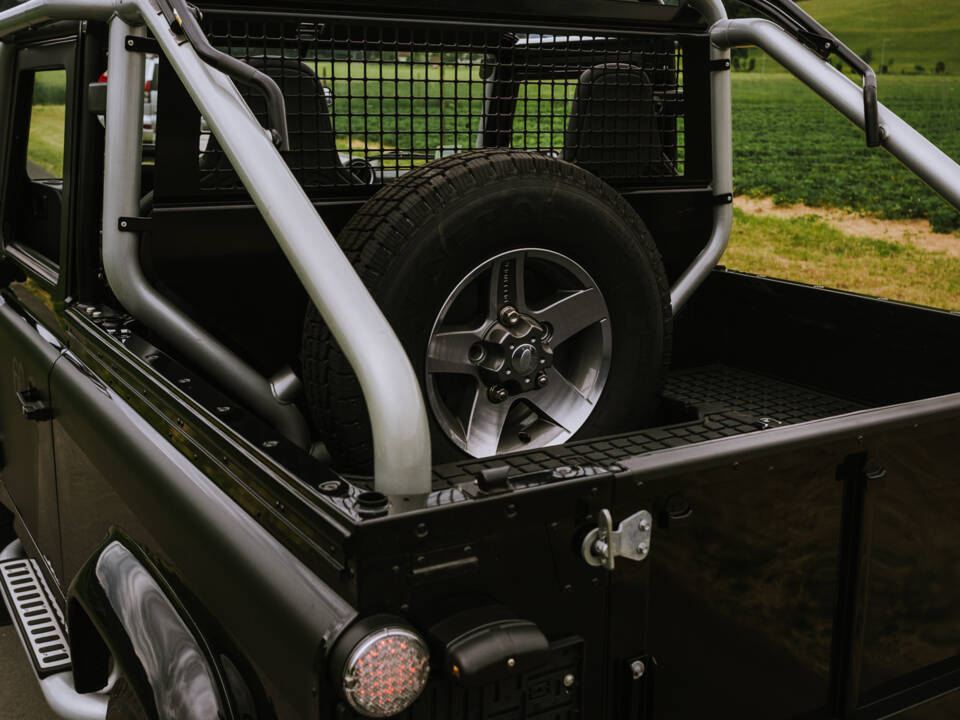 Bild 8/13 von Land Rover Defender SVX (2008)