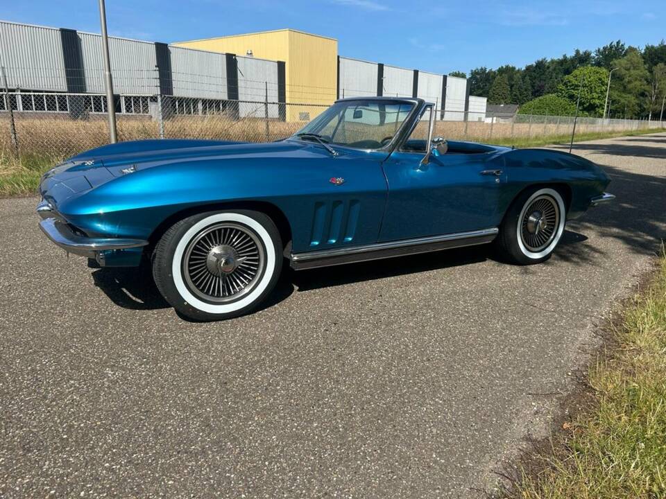 Image 3/8 of Chevrolet Corvette Sting Ray Convertible (1966)