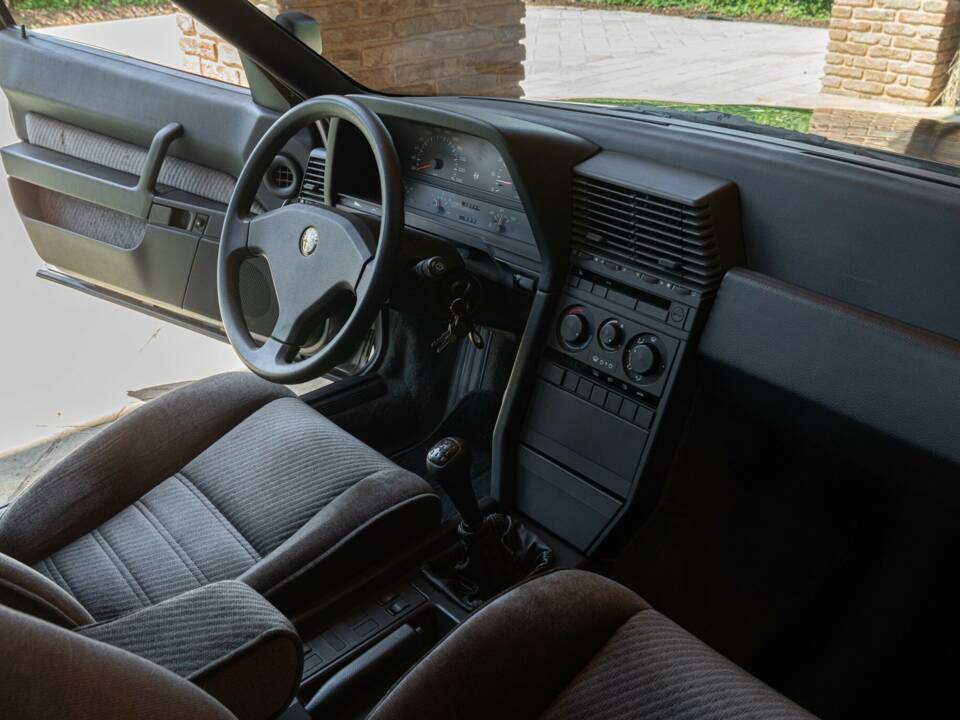 Image 23/50 de Alfa Romeo 164 2.0 (1991)