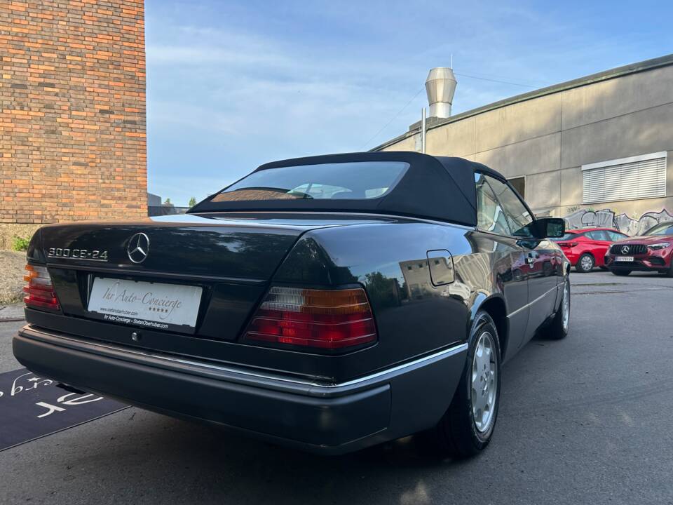 Image 25/47 of Mercedes-Benz 300 CE-24 (1992)