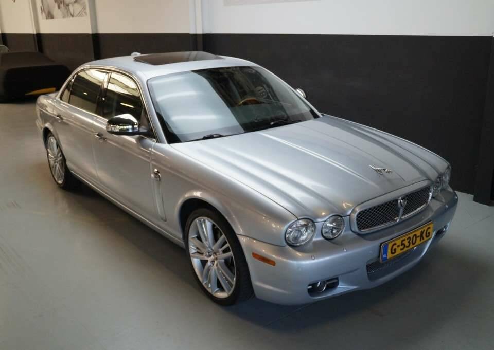 Image 22/50 of Jaguar XJ 8 4.2 (2007)