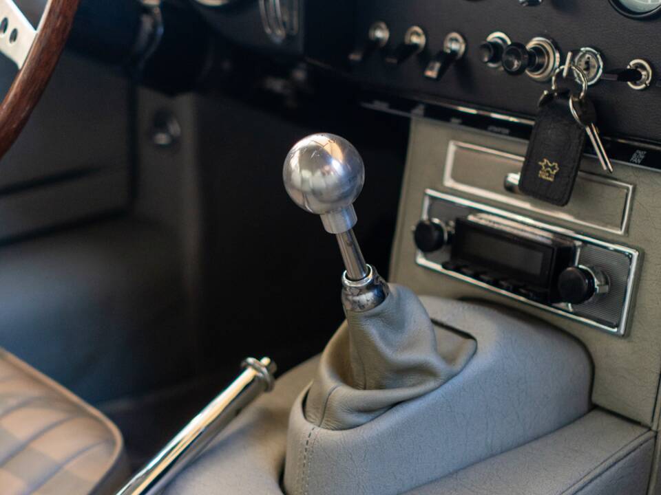 Image 13/23 de Jaguar Type E 4.2 (1967)
