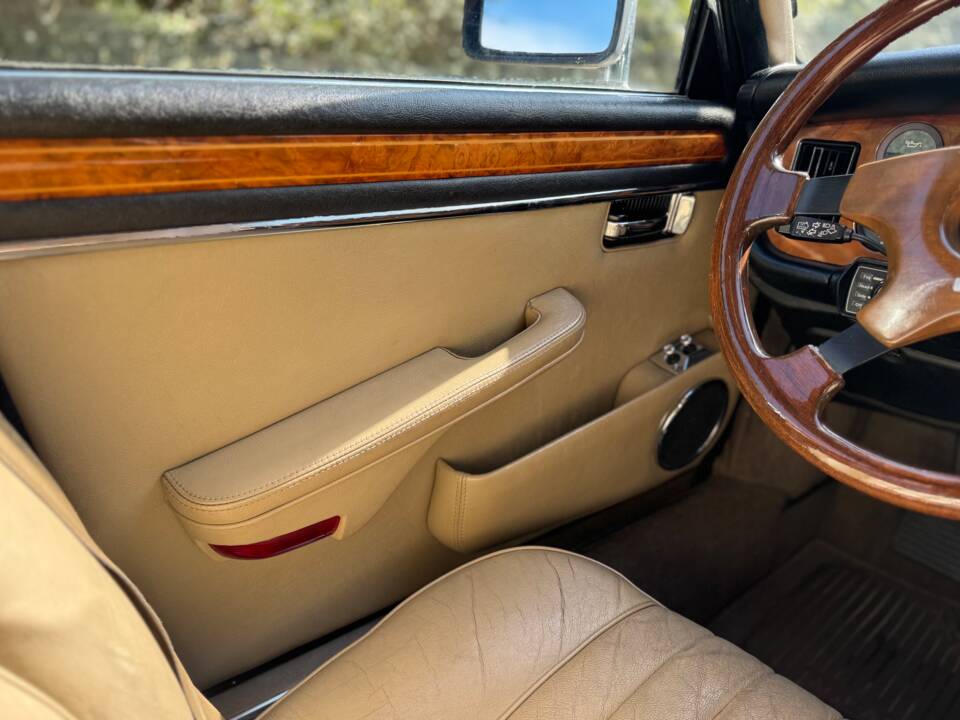 Immagine 14/41 di Jaguar XJ 12 (1990)