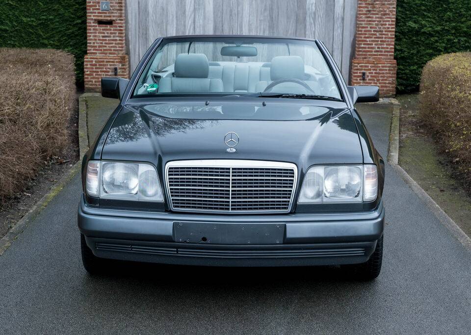 Bild 3/8 von Mercedes-Benz E 220 (1994)