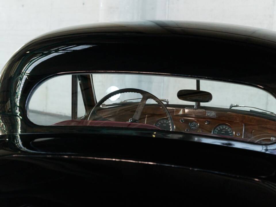 Image 16/48 of Jaguar XK 120 FHC (1954)