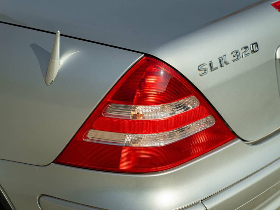 Image 18/50 of Mercedes-Benz SLK 320 (2001)