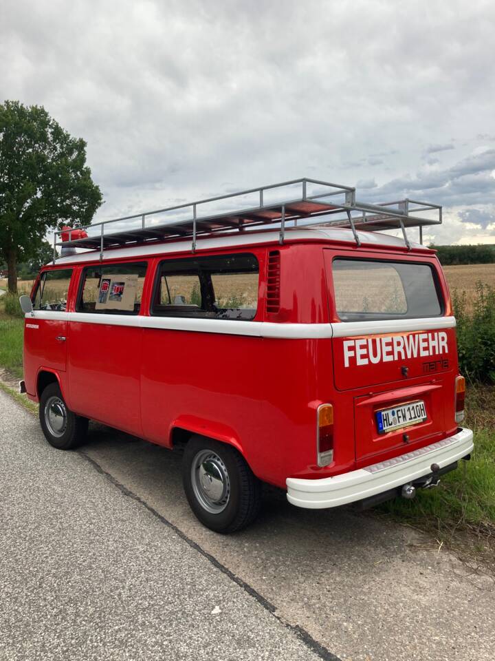 Image 5/25 of Volkswagen T2b minibus (1976)