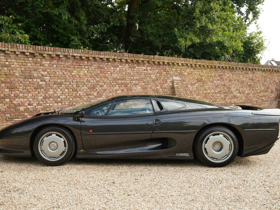 Image 17/50 of Jaguar XJ 220 (1993)