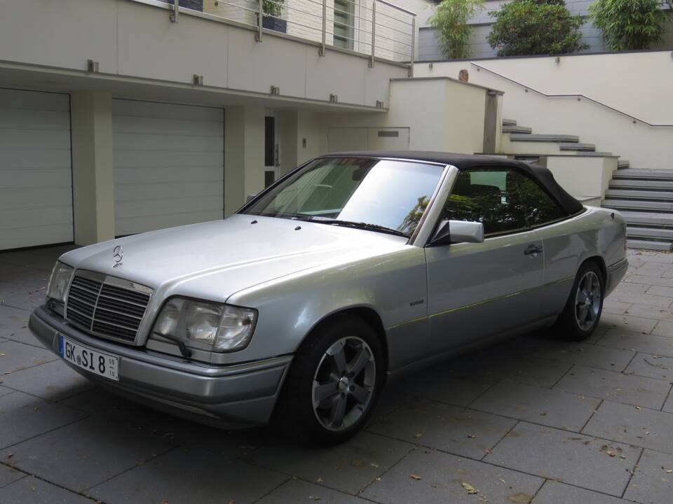 Bild 11/39 von Mercedes-Benz E 200 (1996)