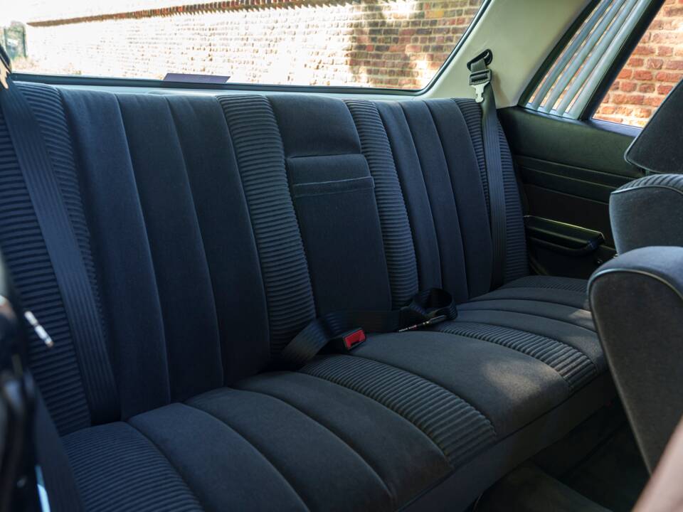Image 23/26 of Mercedes-Benz 380 SLC (1981)