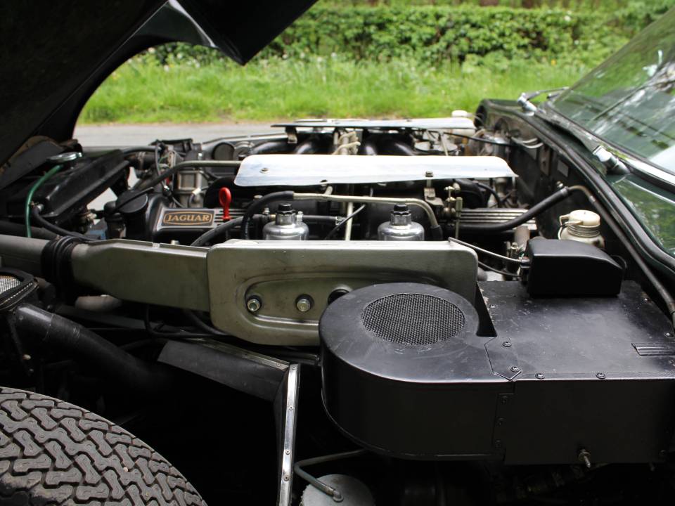 Image 16/18 of Jaguar E-Type V12 (1973)