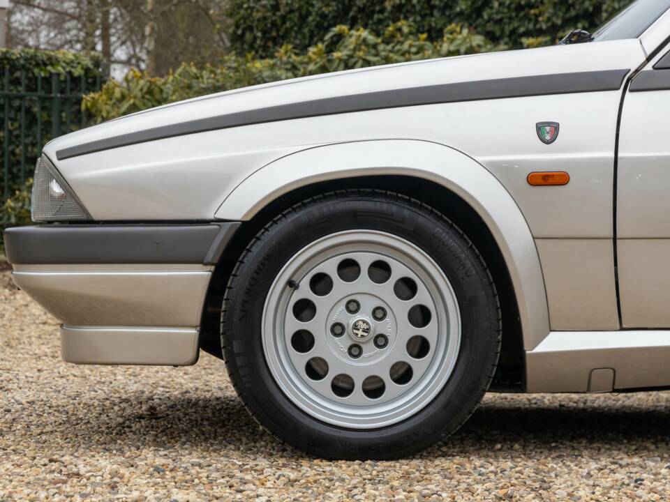 Afbeelding 31/50 van Alfa Romeo 75 2.0 Twin Spark (1988)