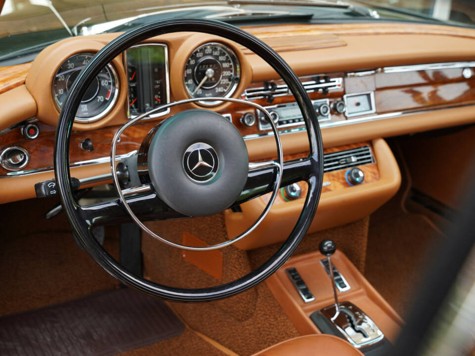 Image 21/50 of Mercedes-Benz 280 SE 3,5 (1971)