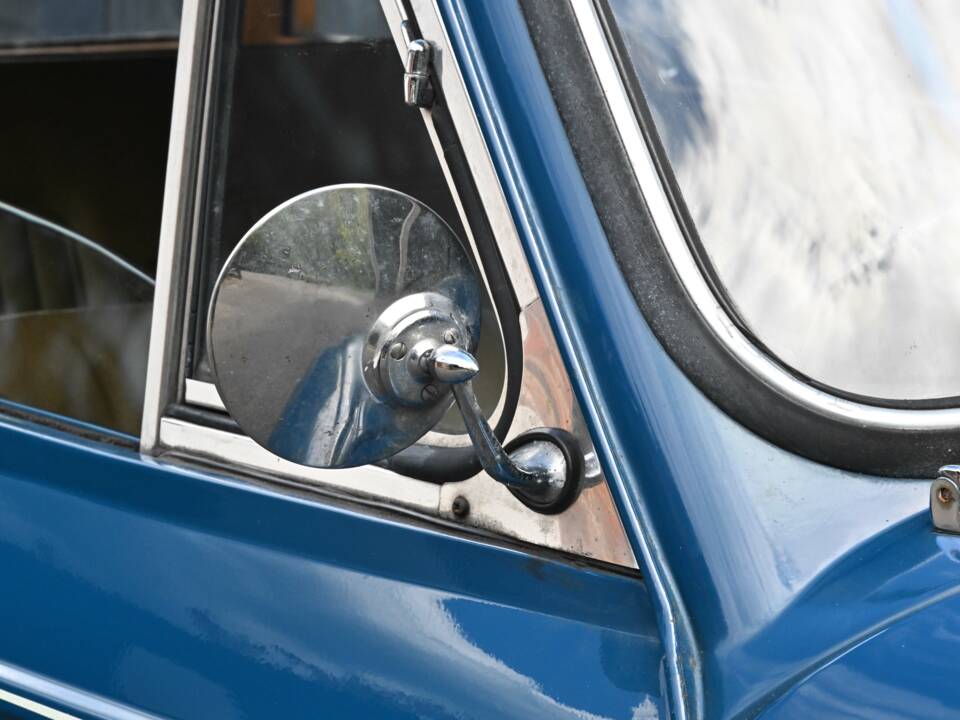 Image 27/37 of Morris Minor 1000 Traveller (1971)