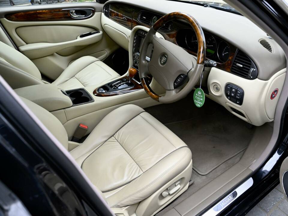 Image 25/50 of Jaguar XJ 8 4.2 (2006)