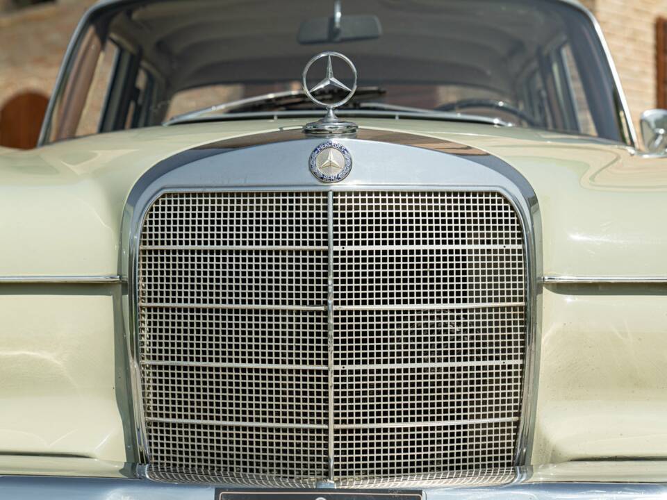 Image 13/50 of Mercedes-Benz 200 (1966)