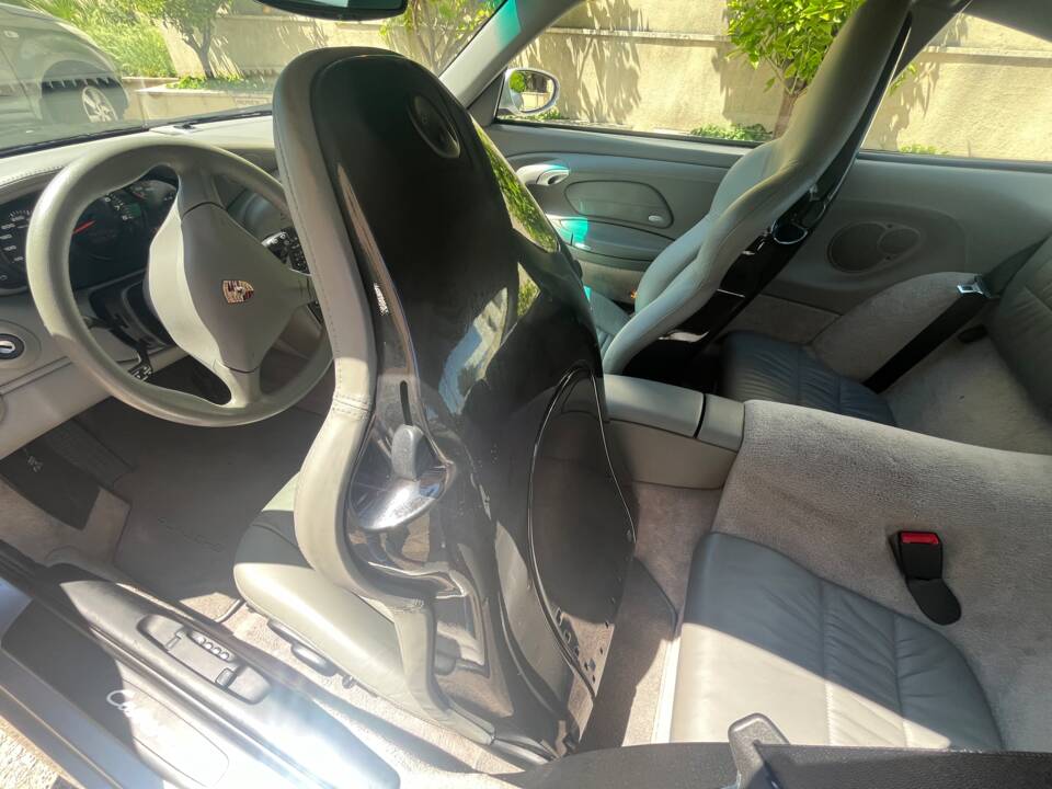 Image 17/39 of Porsche 911 Carrera 4S (2002)