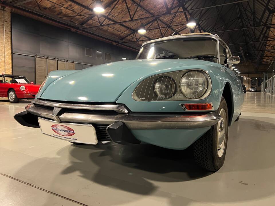 Image 2/32 de Citroën DS 20 Commerciale (1973)
