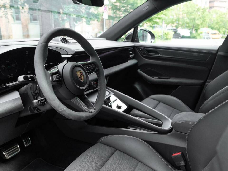 Image 3/13 of Porsche Macan GTS (2026)