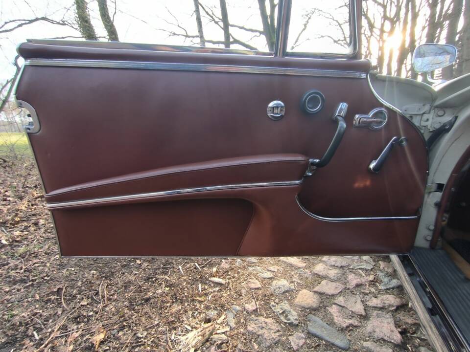 Image 23/54 of Mercedes-Benz 220 SE b (1963)