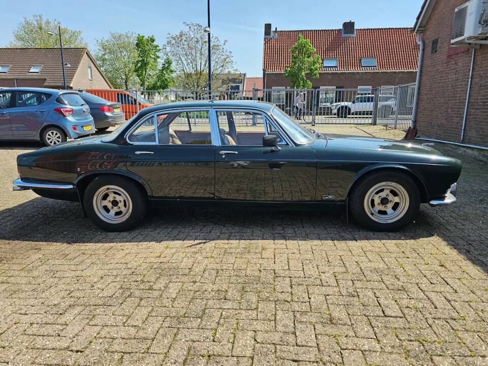 Bild 13/14 von Jaguar XJ 6 4.2 (1973)