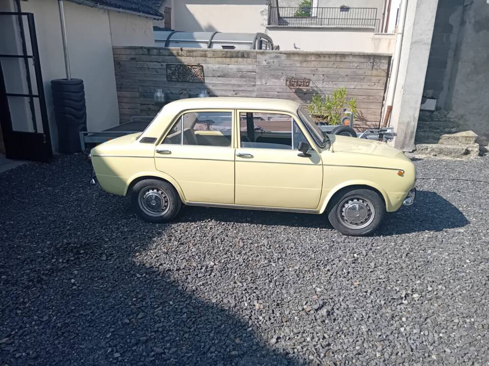 Image 4/8 of SEAT 850 Speciale (1974)
