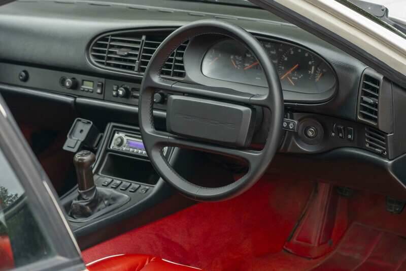 Immagine 15/41 di Porsche 944 Turbo (1986)