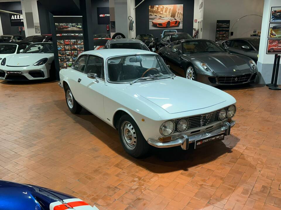 Image 17/22 de Alfa Romeo 2000 GT Veloce (1971)