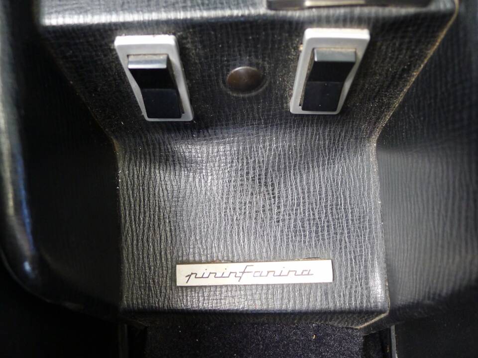Image 8/43 of Peugeot 504 Convertible (1971)