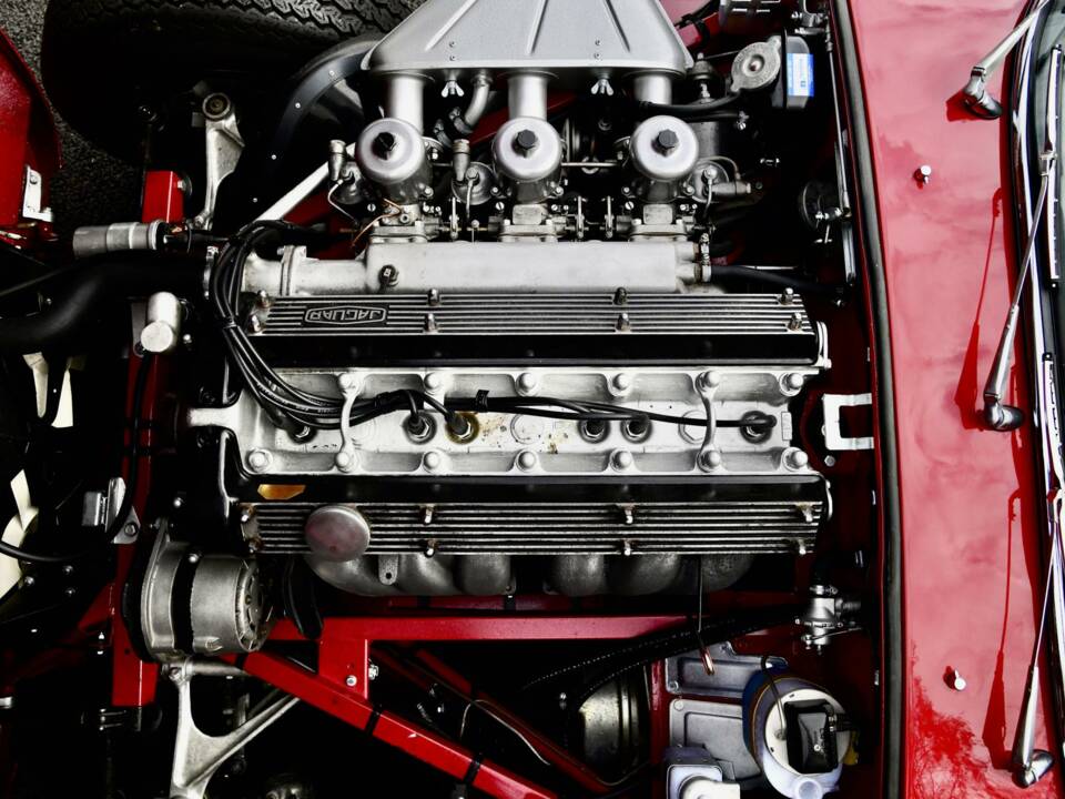 Image 31/49 de Jaguar E-Type (1970)
