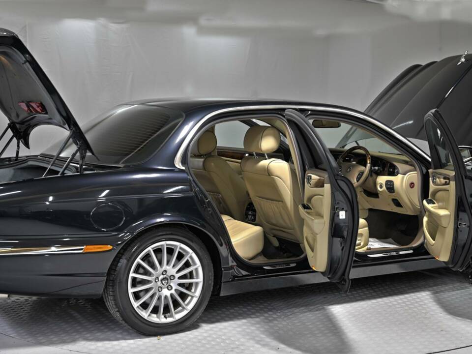 Image 20/50 of Jaguar XJ 8 4.2 (2006)