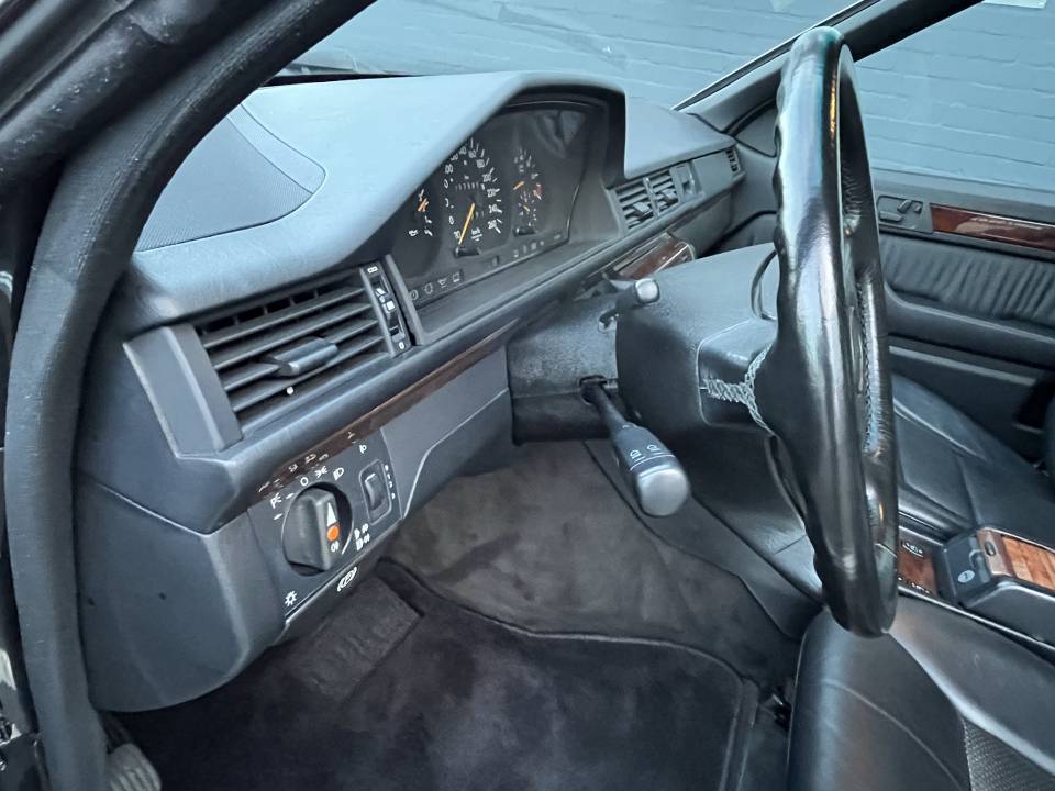 Image 25/68 of Mercedes-Benz 320 CE (1993)