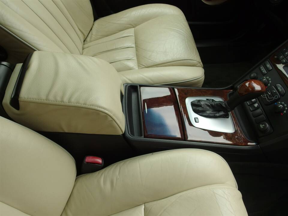 Bild 24/97 von Volvo XC90 V8 (2005)