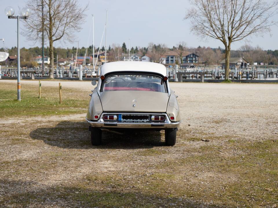 Image 6/28 of Citroën ID 19 (1966)