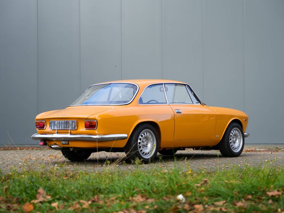 Image 17/38 of Alfa Romeo Giulia GT 1300 Junior (1968)