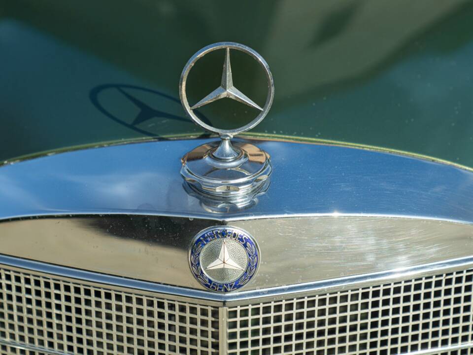 Bild 40/50 von Mercedes-Benz 220 SE b (1964)