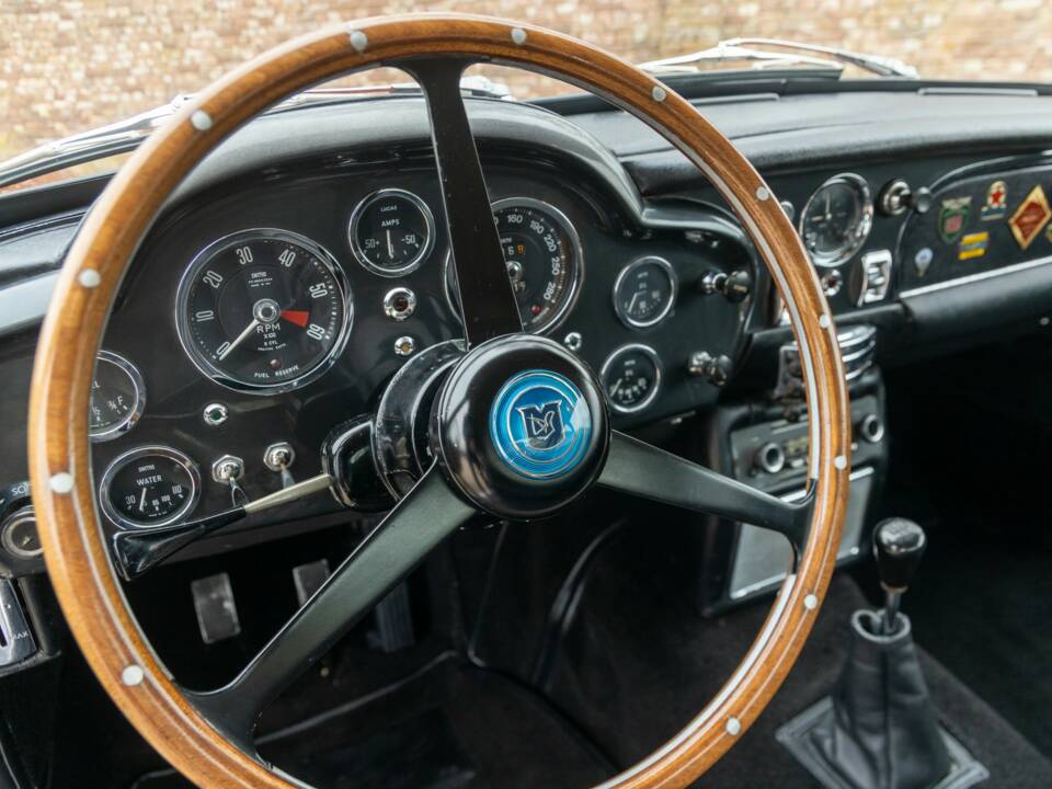 Image 15/50 de Aston Martin DB 5 Vantage (1965)