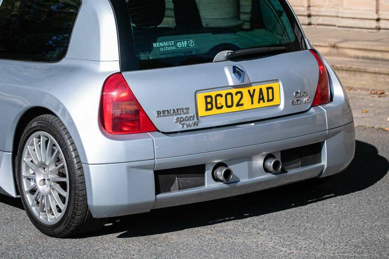 Image 9/40 of Renault Clio II V6 (2002)