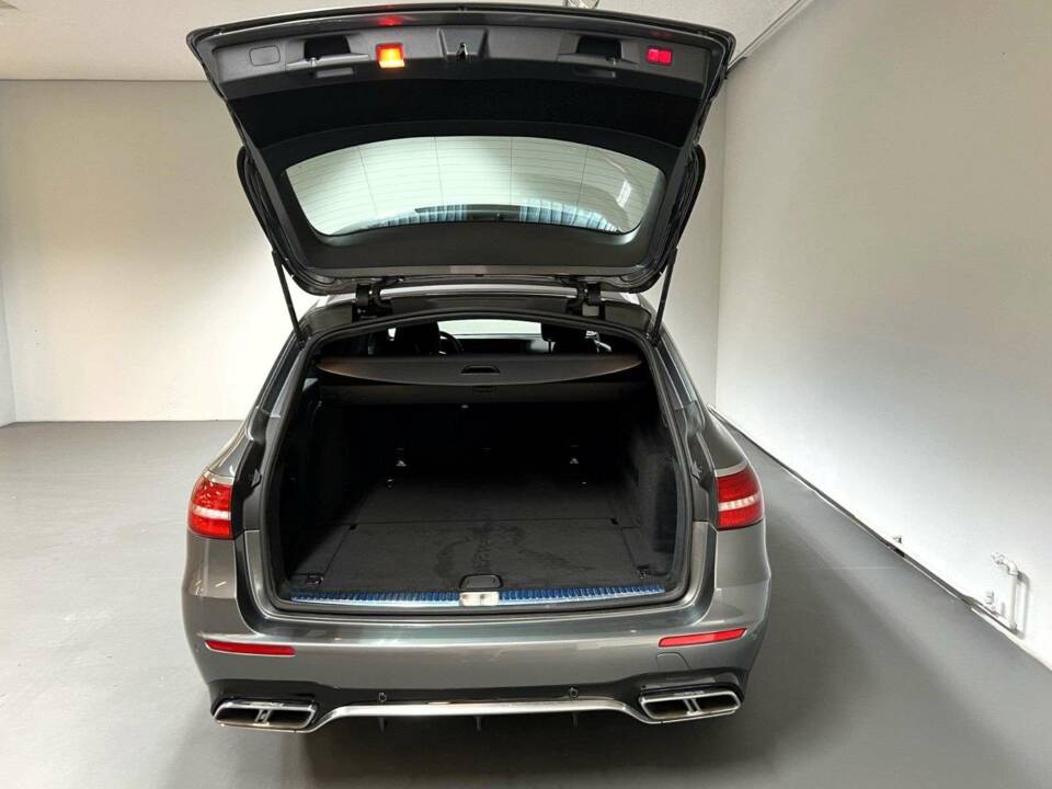 Image 13/15 of Mercedes-Benz AMG E 63 S 4MATIC+ T (2017)