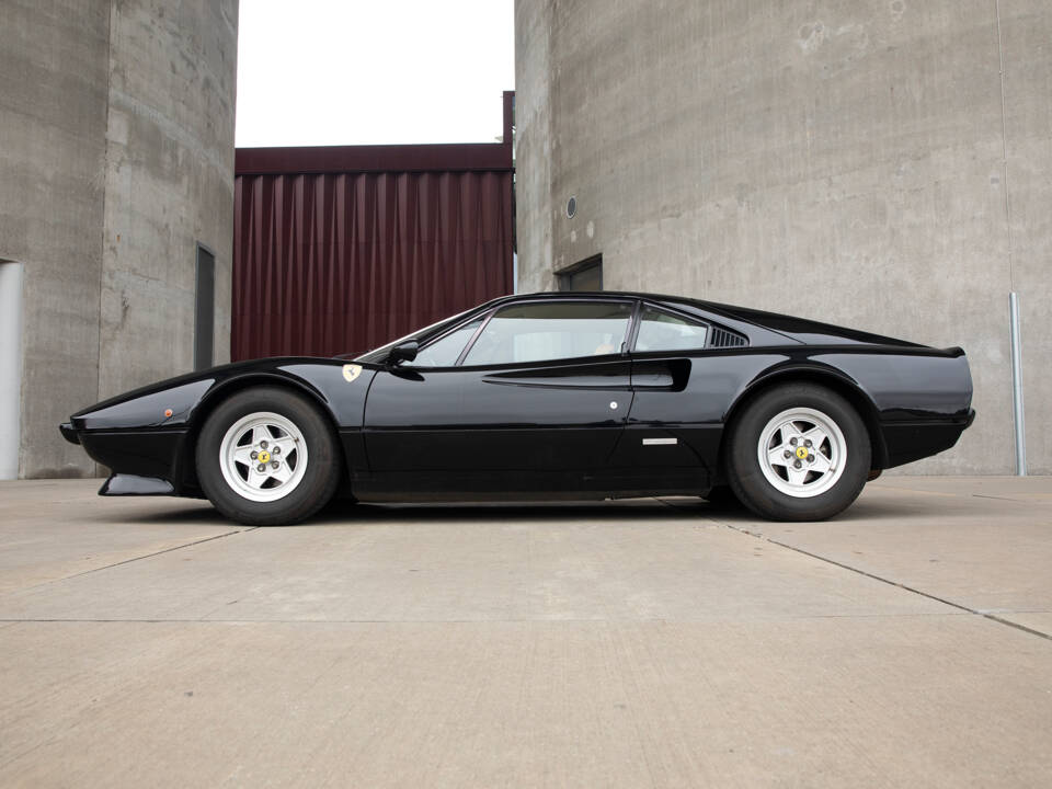 Image 17/38 of Ferrari 308 GTB (1977)