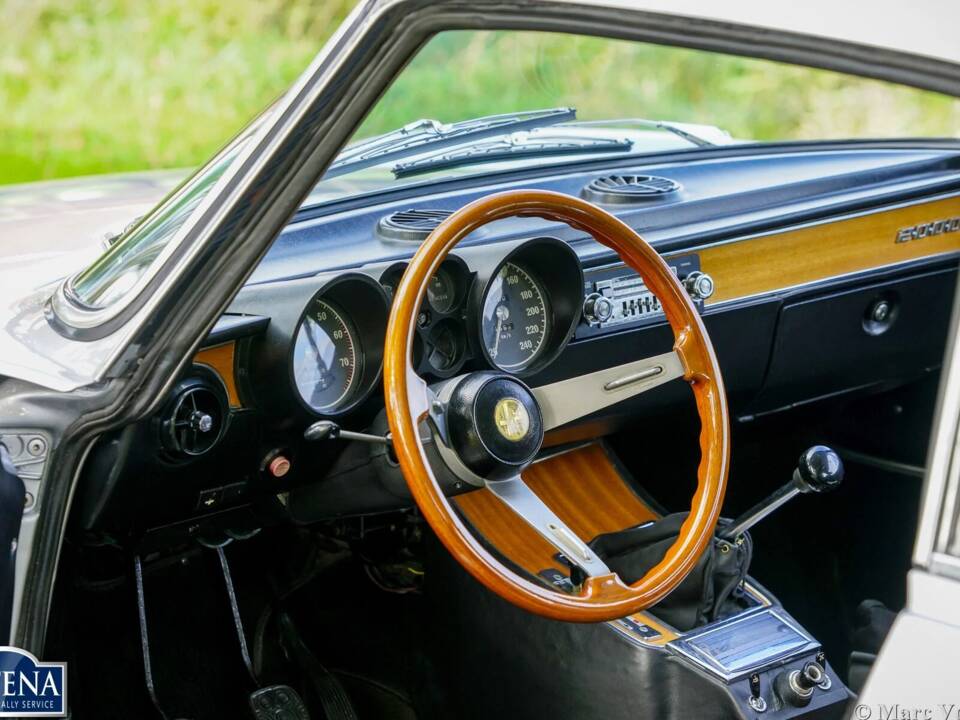 Bild 38/62 von Alfa Romeo 2000 GT Veloce (1974)
