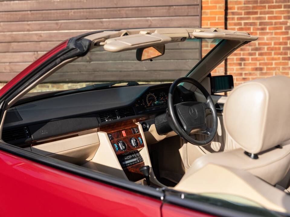 Bild 18/33 von Mercedes-Benz E 220 (1994)