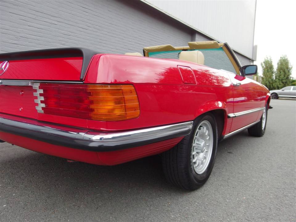 Image 21/84 of Mercedes-Benz 500 SL (1984)